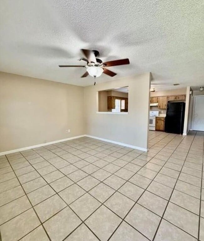 Building Photo - 2 bed 2 bath 2-plex with 1000 sf. and gara...
