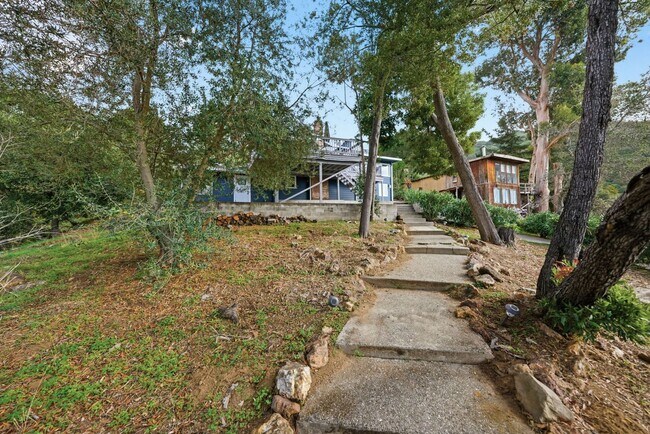 Building Photo - 3 Bed/2.5 Bath Multilevel Home with Amazin...