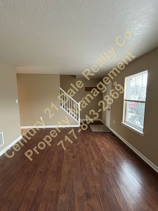 Building Photo - 3 BR 1.5 Bath Townhome in Eastern School D...