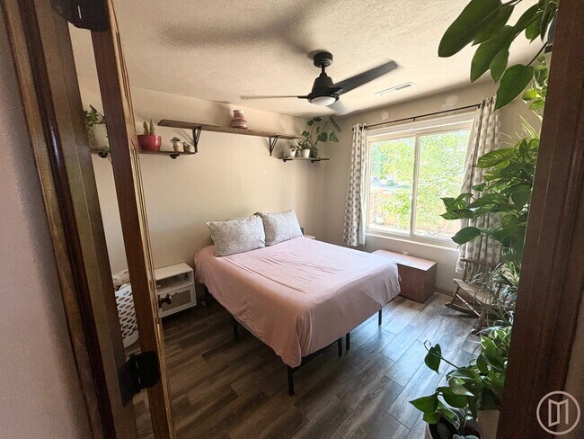 Building Photo - Beautiful home in La Verkin with all the v...