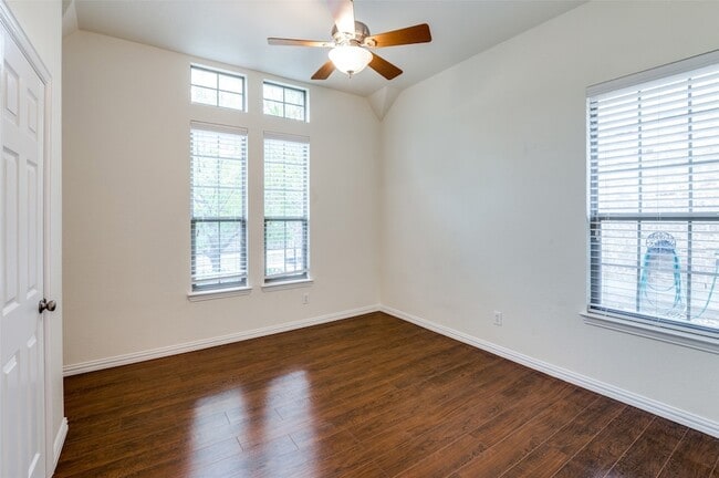 Building Photo - 7909 Creek View Dr