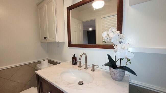 Building Photo - Stunning remodel in ideal location!