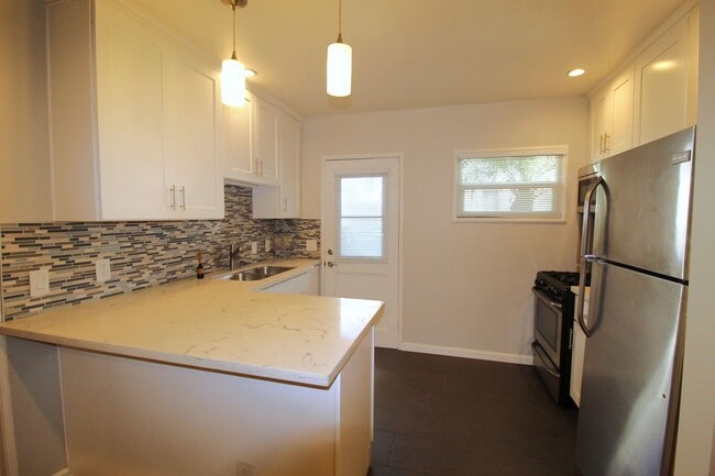 Building Photo - Quaint Midtown Ventura Duplex w/Many Upgra...