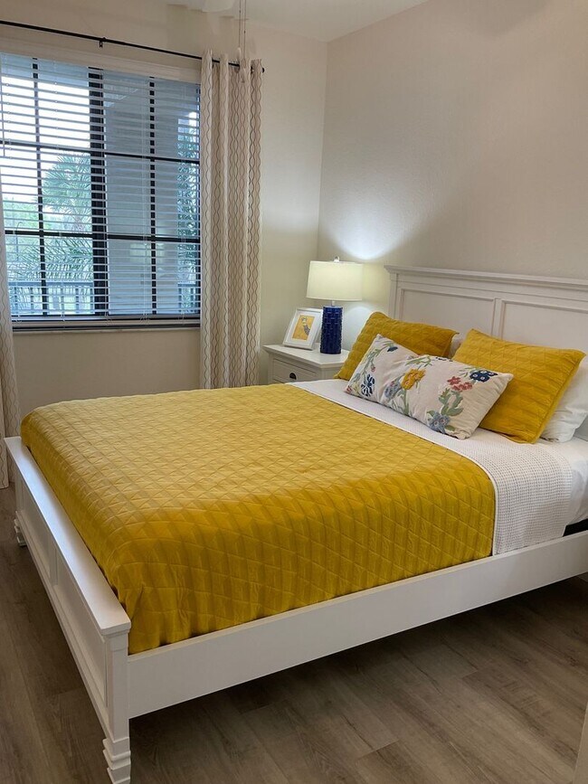 Building Photo - 2/2/ CONDO AVAILABLE NOV, DEC,@ THE  LAKEW...