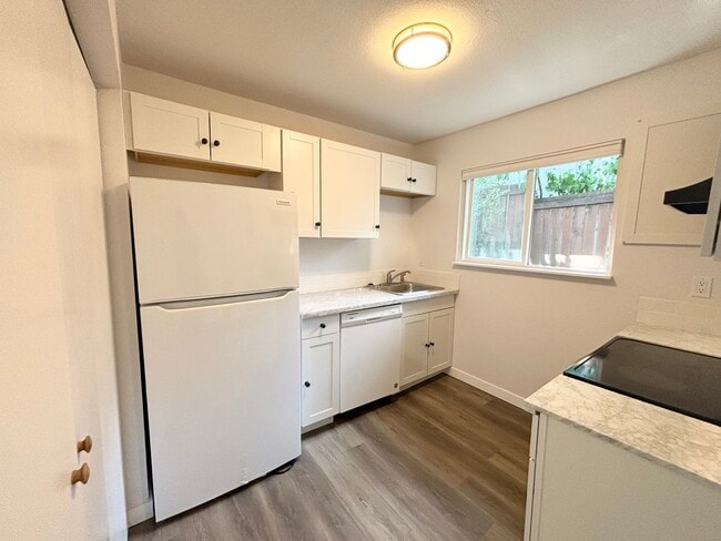 Building Photo - LA1547* - A