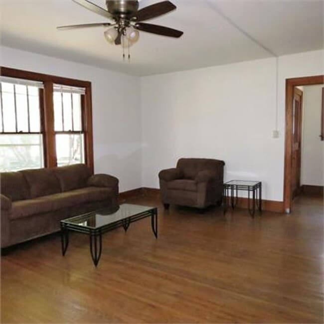Building Photo - 609 W Elm St