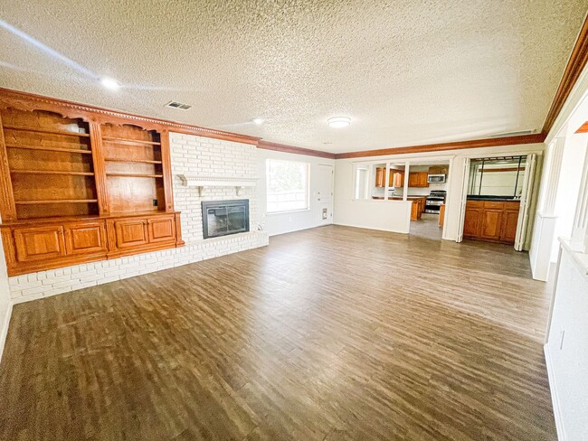 Building Photo - 3 Bed 2 Bath in OKC!