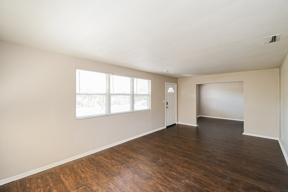 Building Photo - 908 Deerwood Cir S