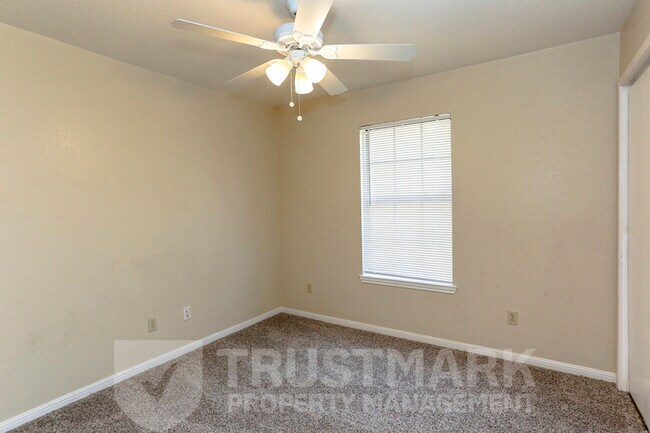 Building Photo - 800 Silver Creek Dr