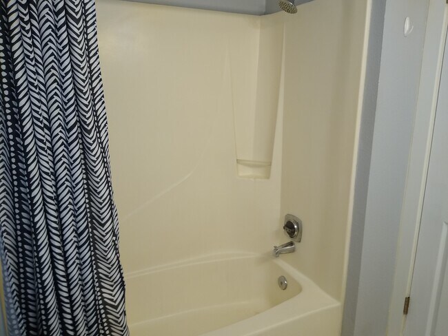 Building Photo - Blue Pointe