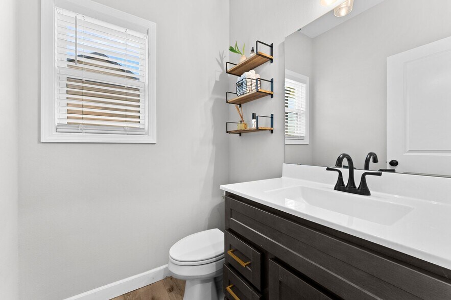 Building Photo - 748 Seagate Dr