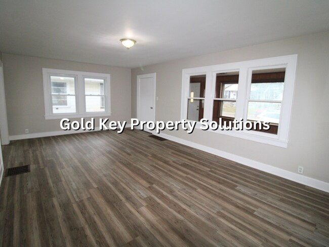 Building Photo - Updated 2 BR 1 BA House with Central Air and Garage (SECTION 8 APPROVED)