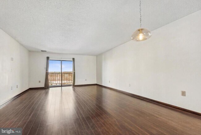 Building Photo - 10503 Valley Forge Cir