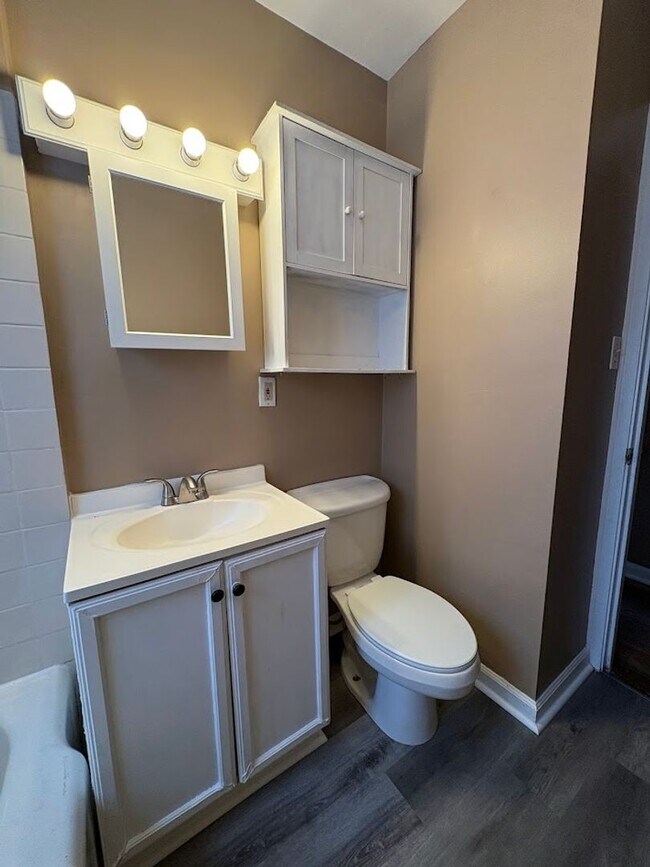 Building Photo - Three bedroom one bathroom home for rent