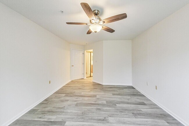 Building Photo - Renovated 2BD/2BA with 1 Reserved Parking ...