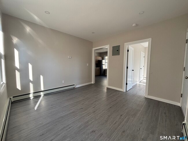 Building Photo - 82 Waldorf Ave