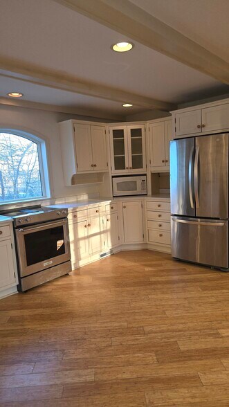 Building Photo - 176 Primrose Dr