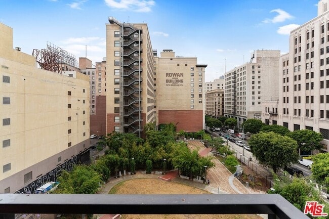 Building Photo - 416 S Spring St