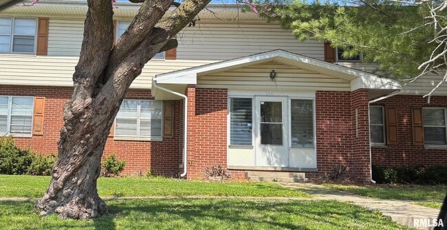 Primary Photo - 105 Outer Park Dr