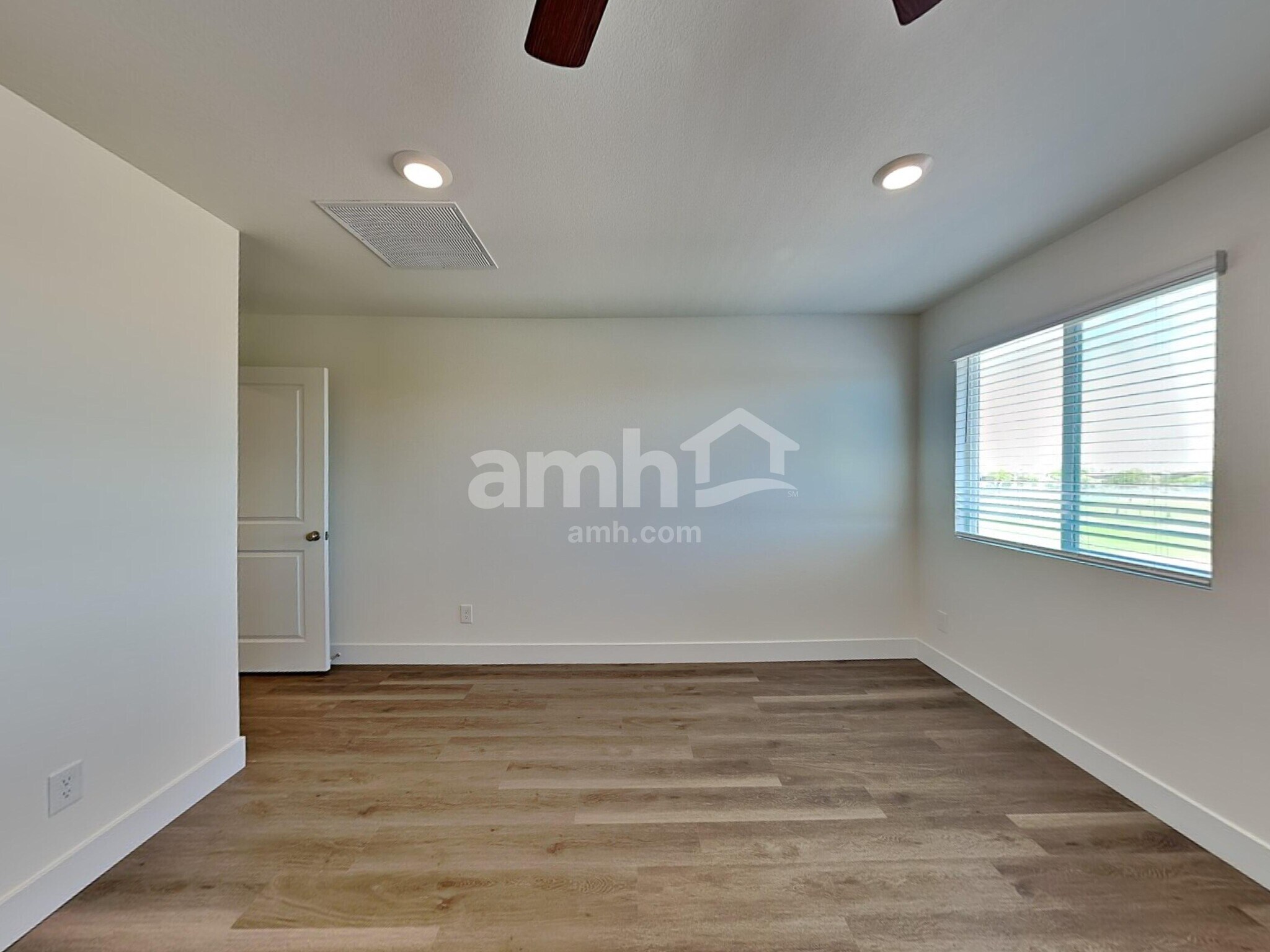 Building Photo - 5863 Vaes Dothrak St