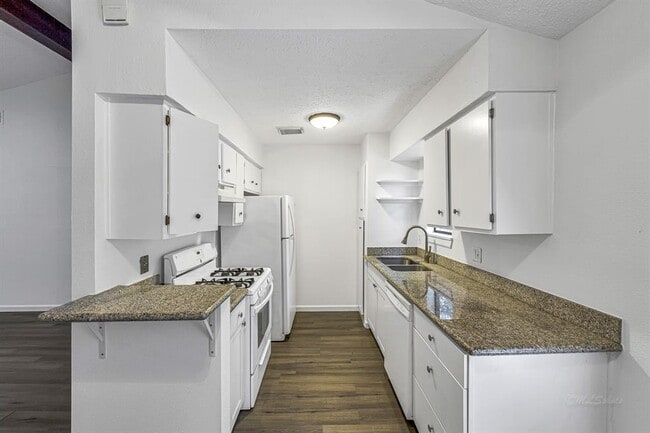 Building Photo - 32 E Rivercrest Dr