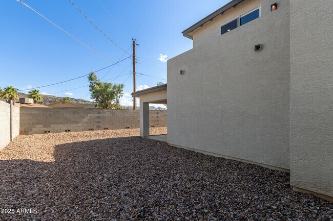 Building Photo - 957 E Desert Dr