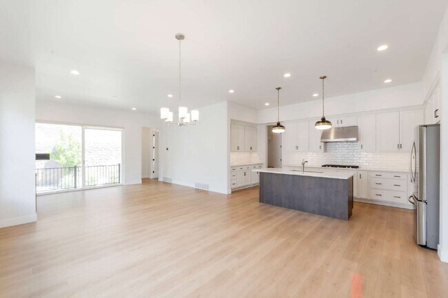 Building Photo - Traverse Mountain | SPACIOUS LIVING | 6 BED 4 BATH SINGLE FAMLY HOME