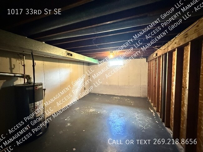 Building Photo - 1017 33rd St SE