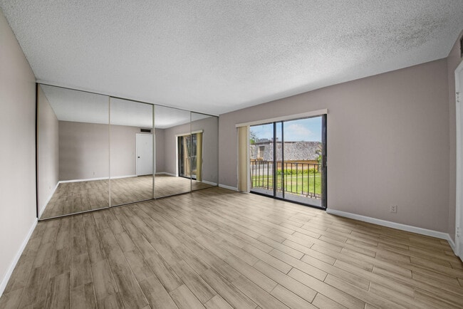 Building Photo - 388 Lake Arbor Dr