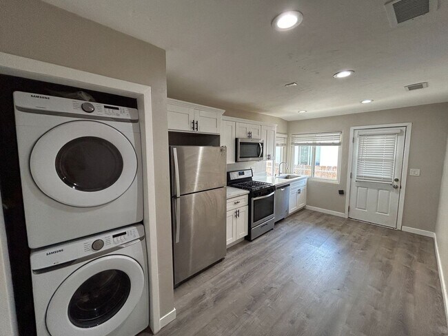 Building Photo - Beautiful 7BD/4BA on Mary