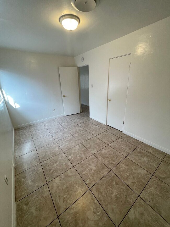 Building Photo - 803 Knotts St