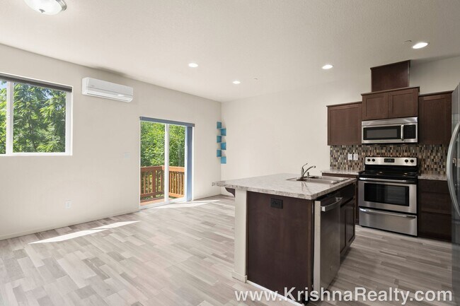 Building Photo - Eco-Friendly & Modern Townhome in Hazel Dell North