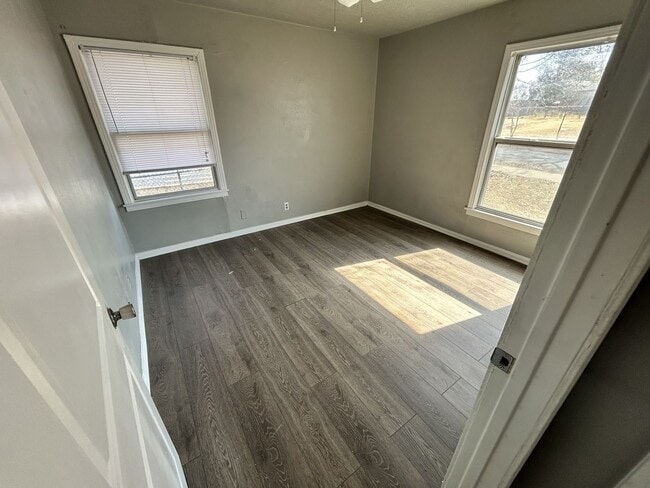 Building Photo - 2 bedroom home