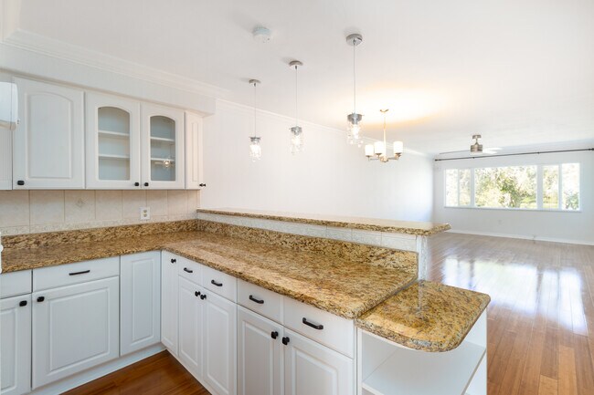 Building Photo - 4550 Overlook Dr NE