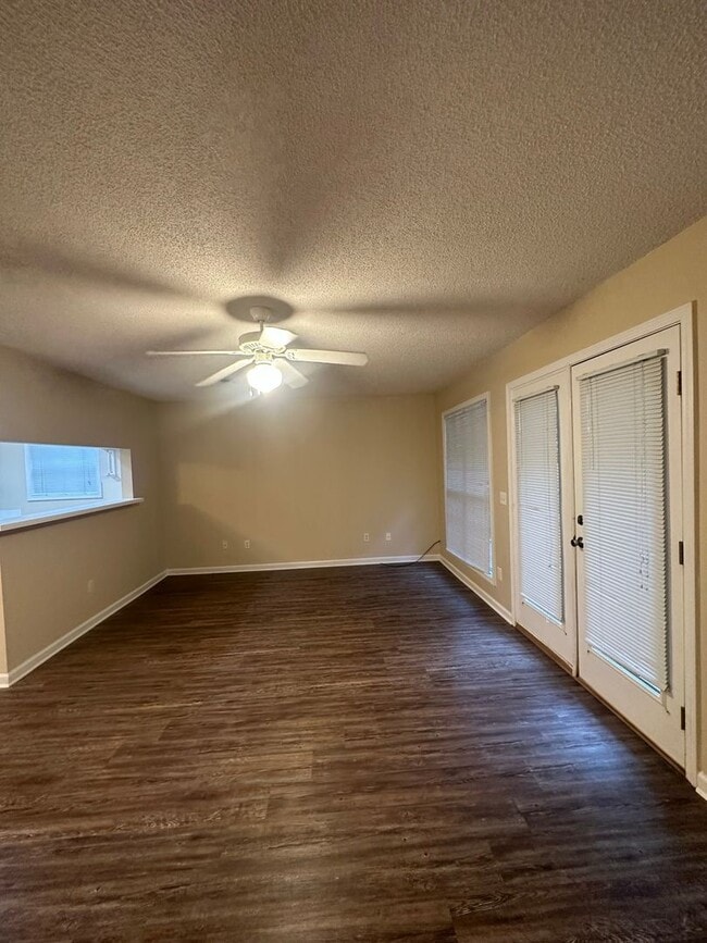 Building Photo - Dunwoody Subdivision - End Unit!  EXTRA PARKING!