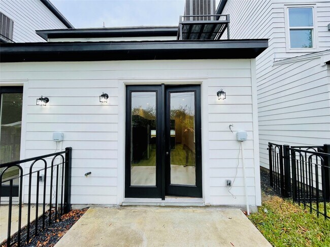 Building Photo - 3255 Real St