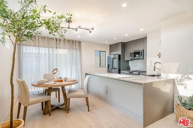 Building Photo - 2805 3rd St