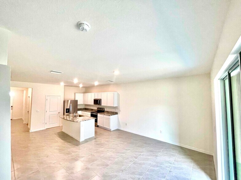 Building Photo - 32976 Pez Landing Ln