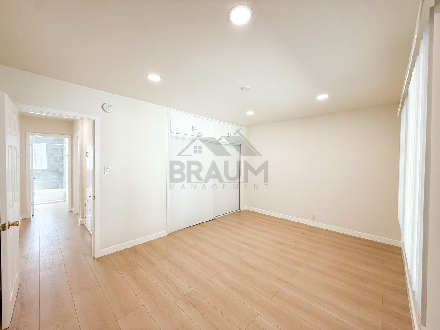 Building Photo - 15550 Vanowen St
