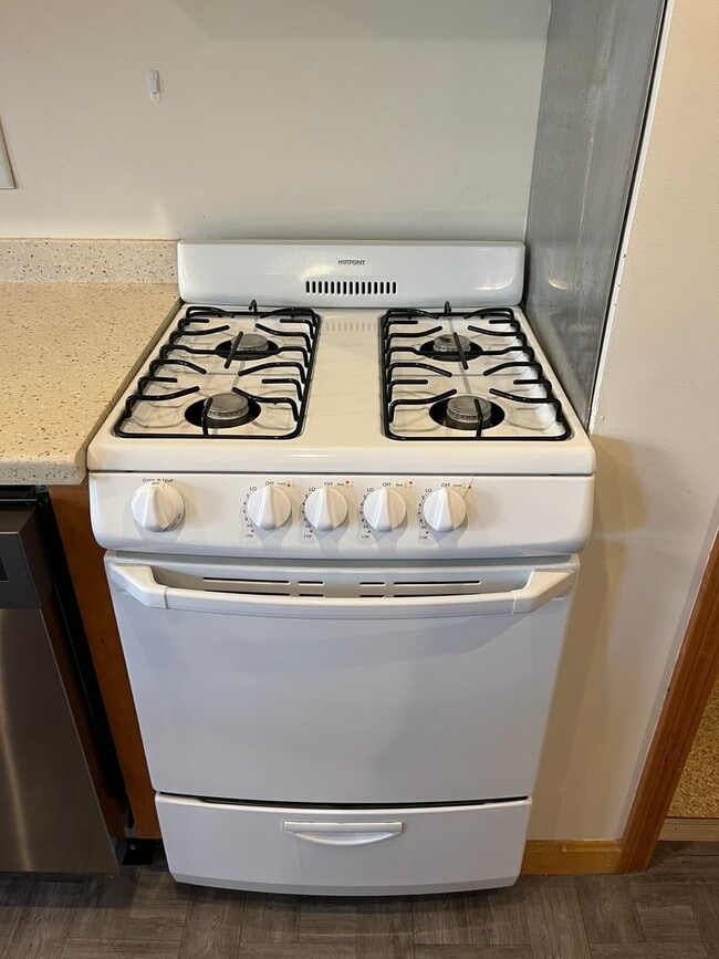 Building Photo - Sunny, Recently Refinished, One Bedroom Ap...