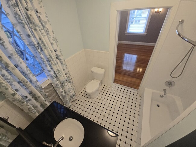 Building Photo - 800 Graydon Ave