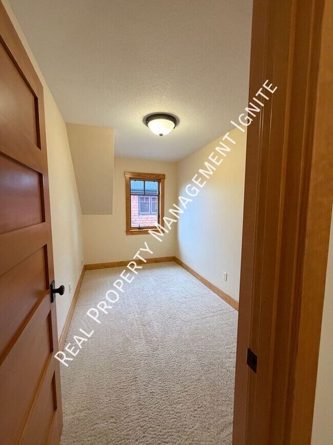 Building Photo - 453 S Pine St