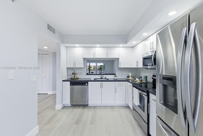 Building Photo - 550 SW 138th Ave