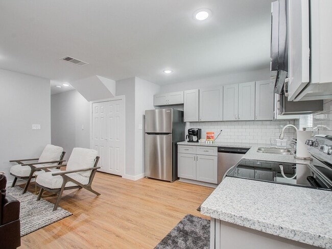 Building Photo - 6610 Haight St