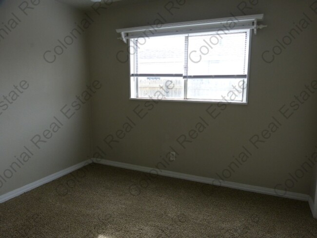 Building Photo - Spacious and updated 3 bedroom 2 bathroom ...