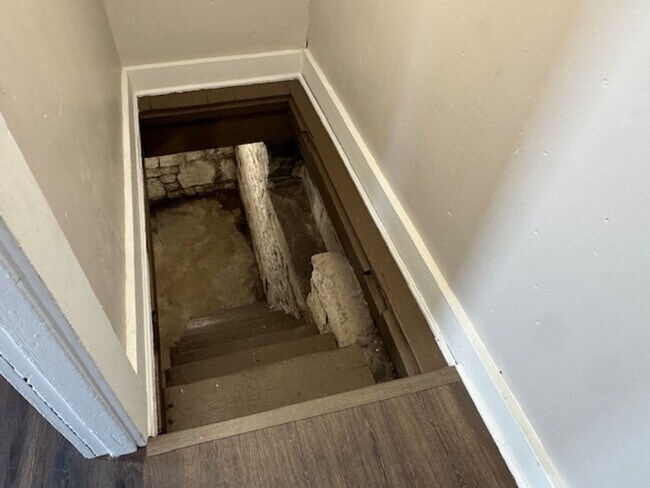 Building Photo - 2 Bedroom 1 1/2 Bath Beautifully Renovated Home in Historic Huffman Area