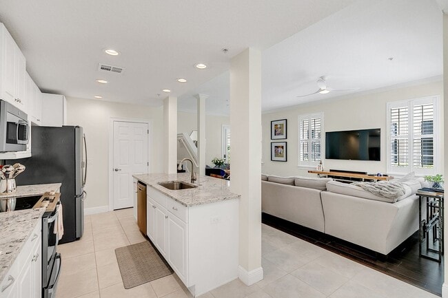 Building Photo - Beautiful Baldwin Park Orlando Town Home