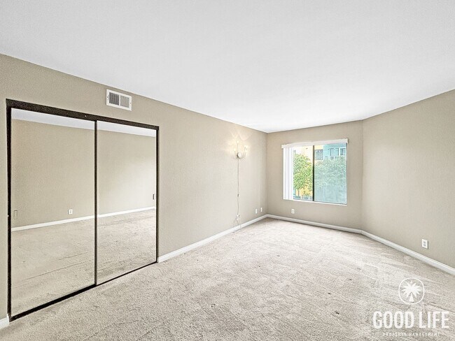 Building Photo - Inviting 1B/1.5BA Condo with Balcony in Cortez Hill