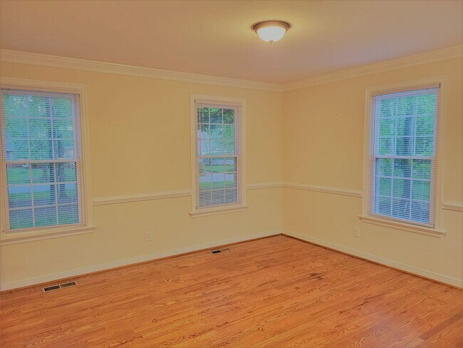 Building Photo - Huge 5 bedroom upgraded Colonial with larg...