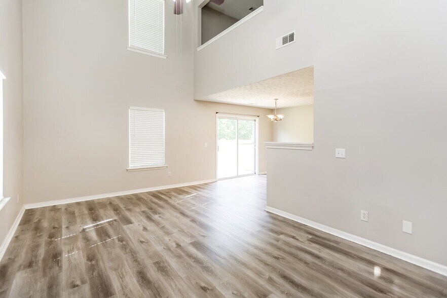 Building Photo - 205 Silver Ridge Dr